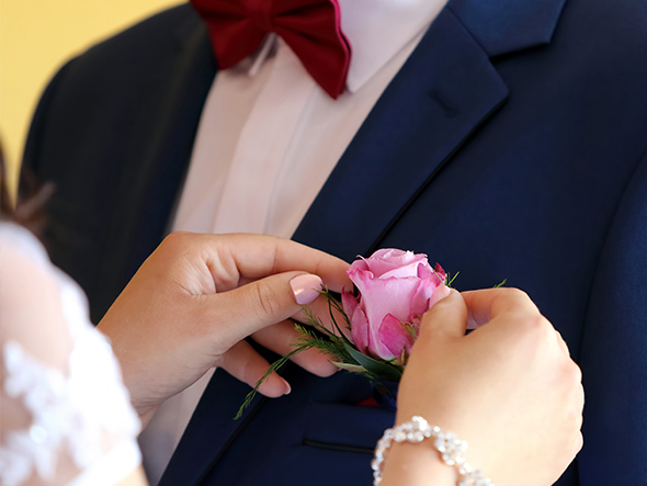 この12本の薔薇からなる花束から抜き取り、男性の襟元に挿す一輪の薔薇は、プロポーズを受ける女性が最も大切にしたい意味を持っている薔薇だと言われています